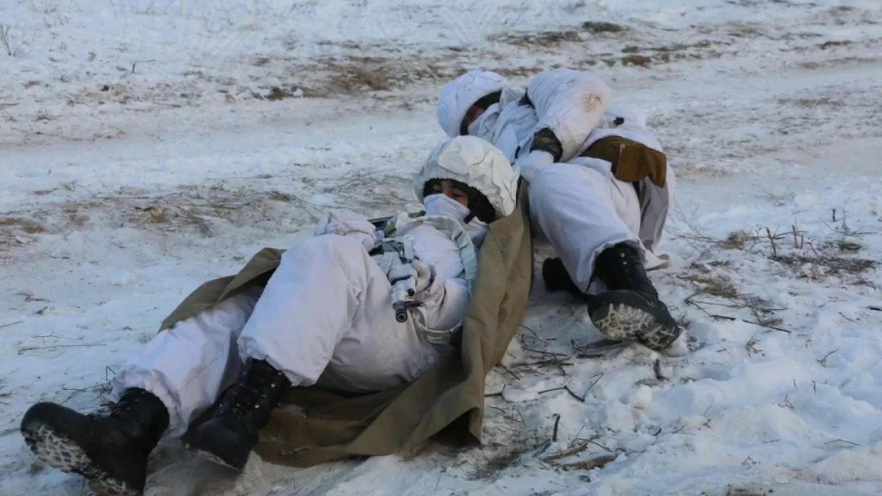 Казахстанских военных парамедиков готовят к боевым условиям 