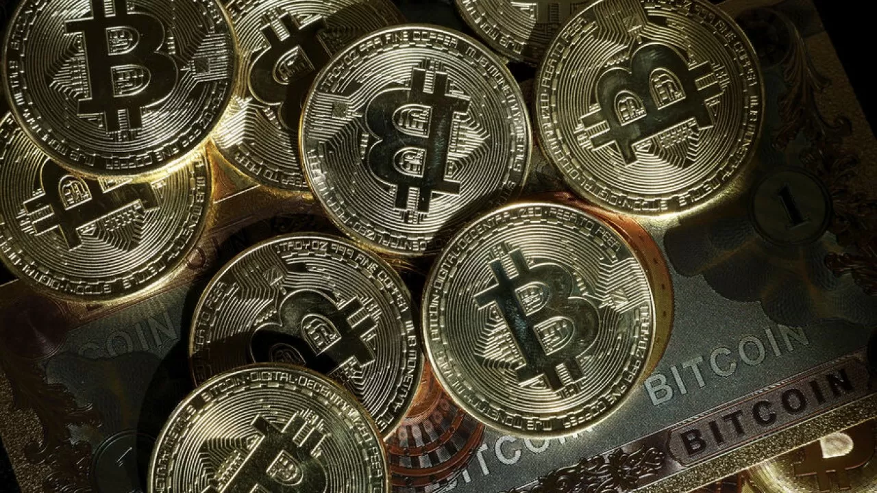 Стоимость биткоина опустилась до показателей 2024 года