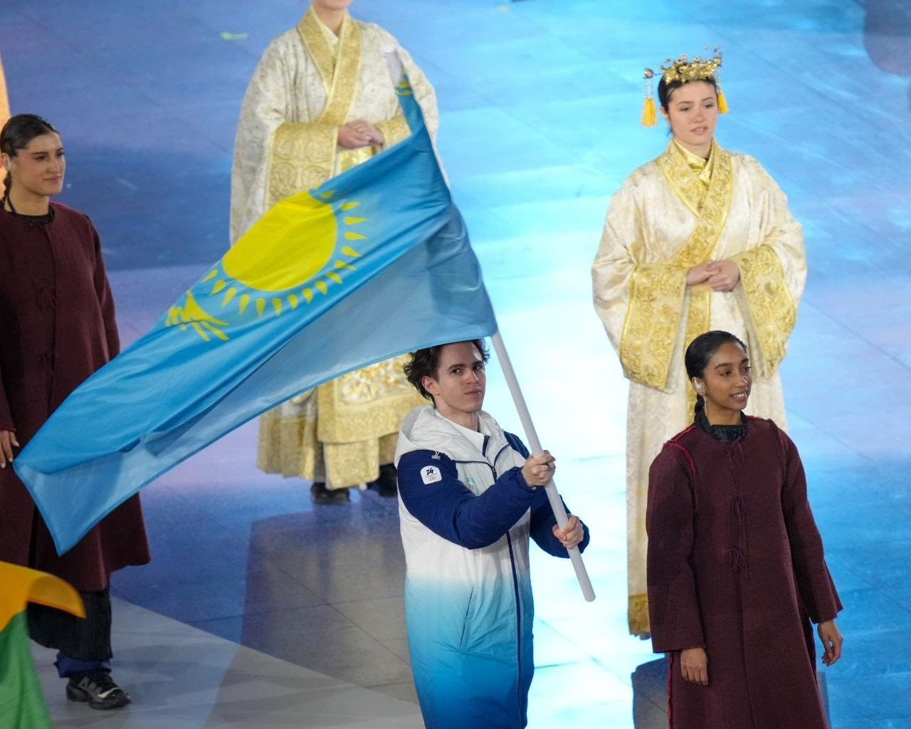 Михаил Шайдоров қысқы Олимпиаданың жабылу салтанатында Қазақстан туын ұстап шықты