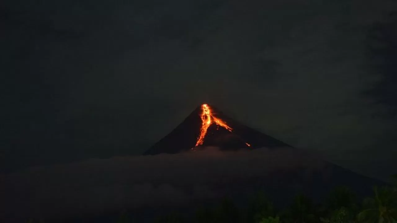 Пробудившийся вулкан засыпал пеплом десятки населенных пунктов на Филиппинах 