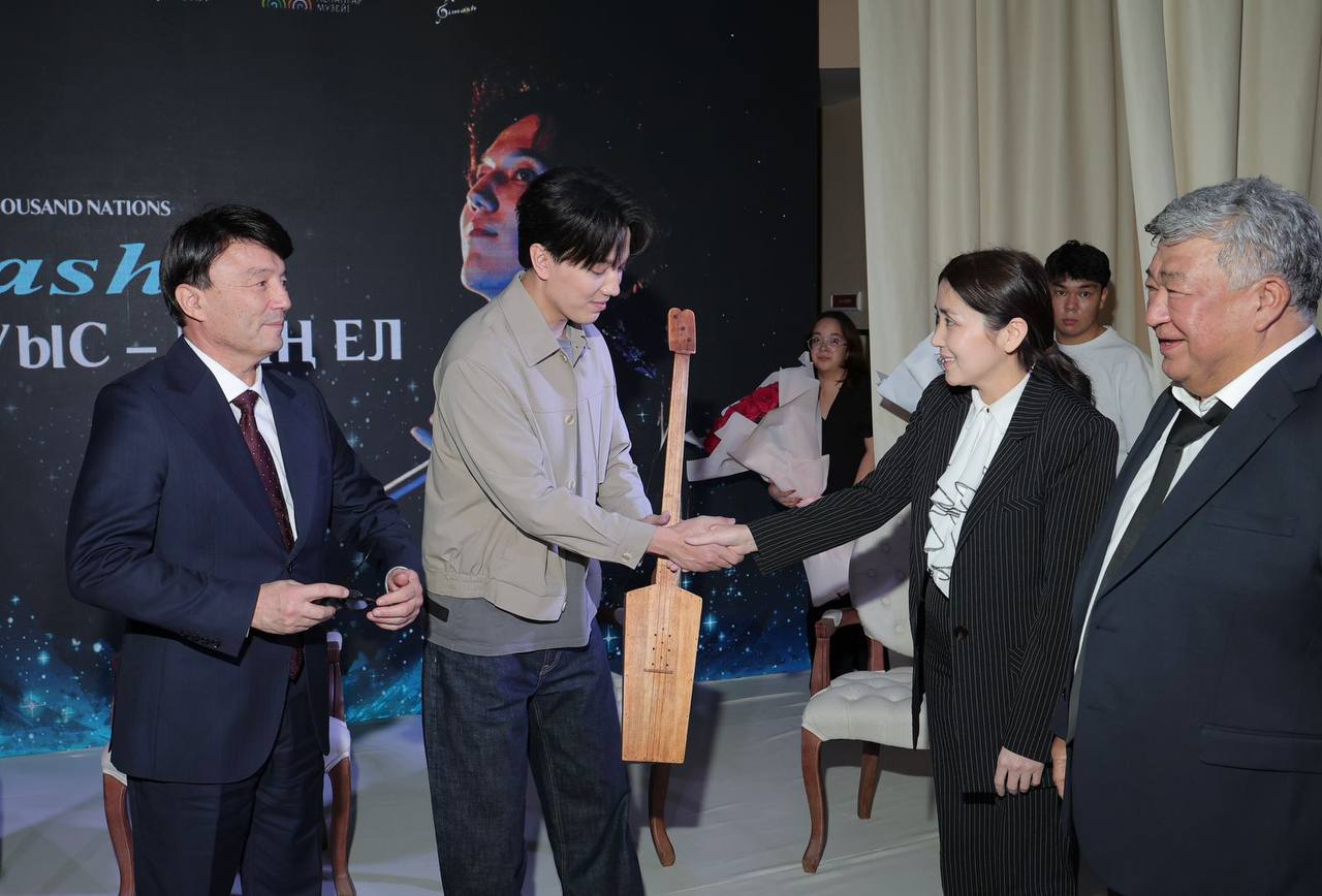 Димаш Құдайберген музейге атасының домбырасын табыстады 