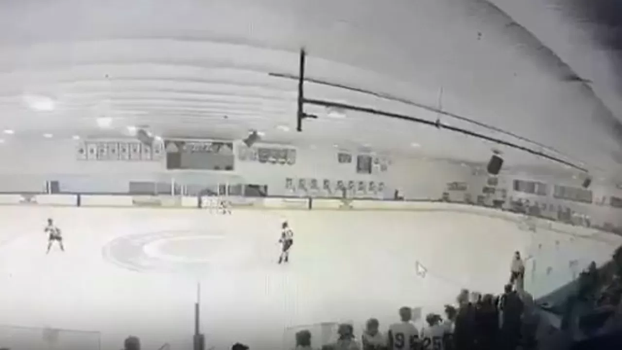 "Адам өлімі бар": АҚШ-тың мектебінде өткен хоккей матчында атыс тіркелді