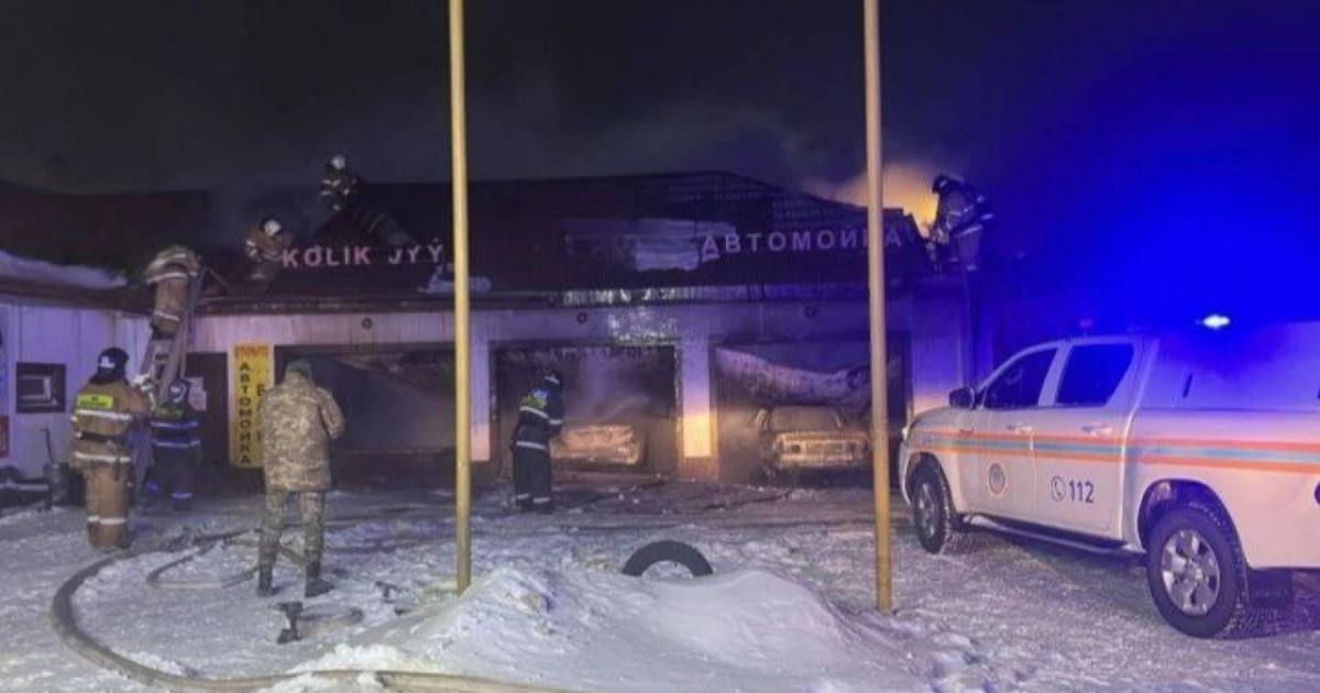 Қосшыда көлік жуатын орын өртеніп, 2 машина жанып кетті