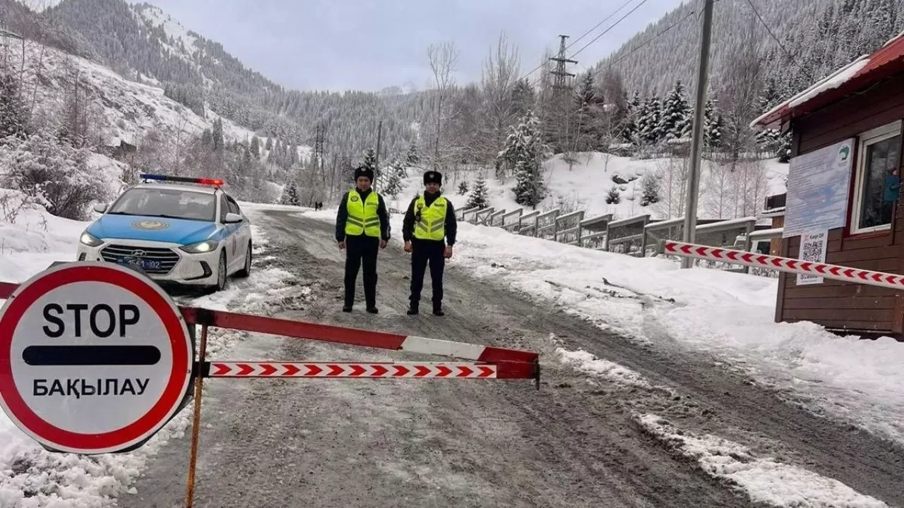 Горы на замке: в Алматы выставили блокпосты из-за угрозы схода лавин