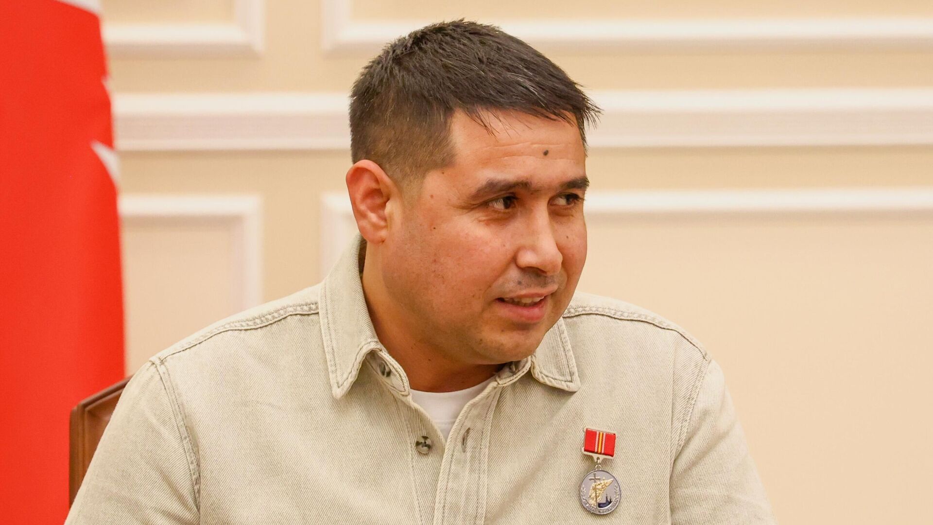 Ресейде 7-қабаттан құлаған баланы құтқарған өзбек азаматын Шавкат Мирзиеевтің өзі марапаттады