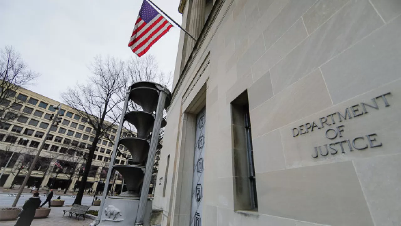 Минюст США начал удалять файлы Эпштейна