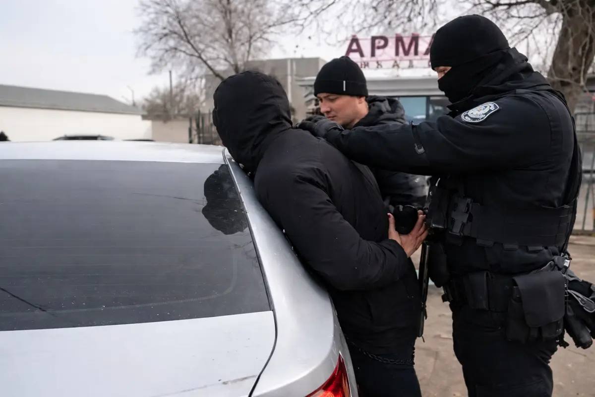 Жаңаөзенде арнайы жасақ құбыр ұрлаған қылмыстық топты ұстады