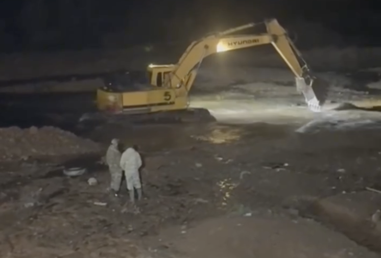 Шымкентте белгісіз біреулер өзен жағалауындағы 2,7 млрд теңгенің бетон бөгетін бүлдіріп кеткен