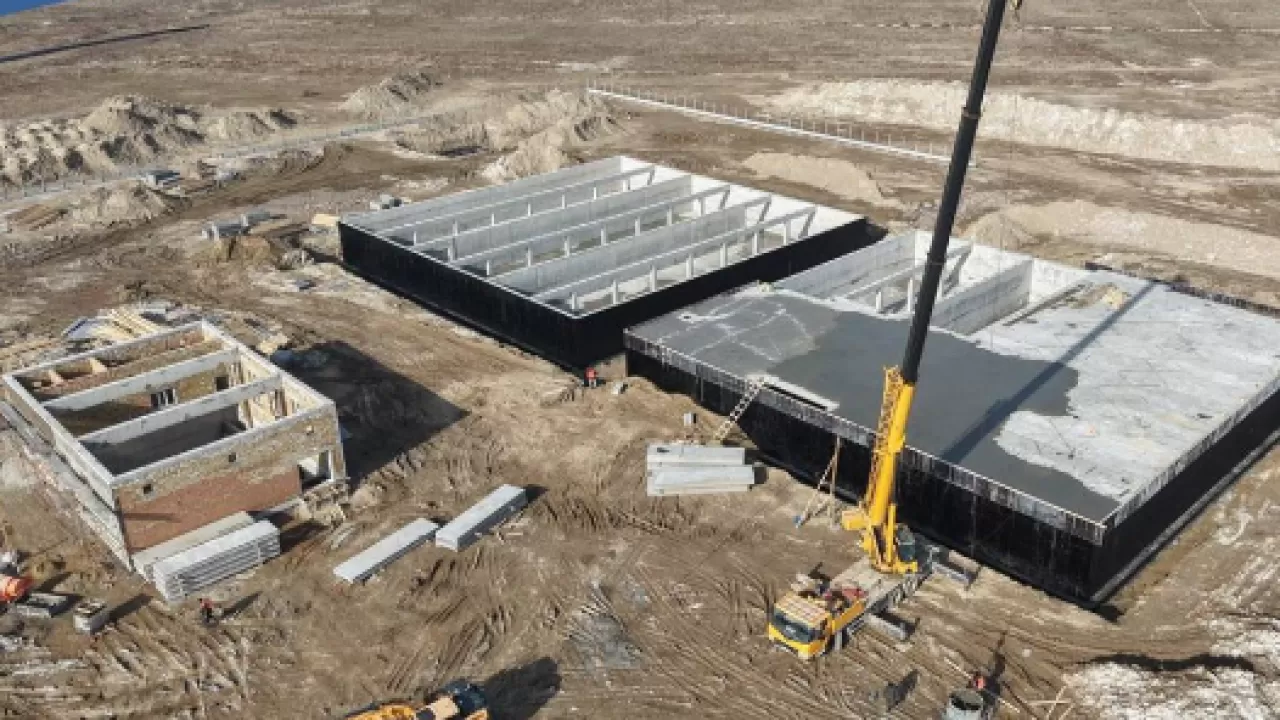 Водопровод в Шардаре готов почти на 70% 