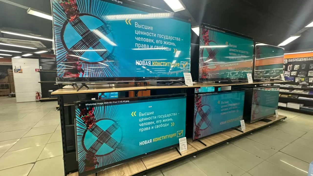 Торговые центры как инфоплощадка: в Казахстане усиливают кампанию к референдуму
