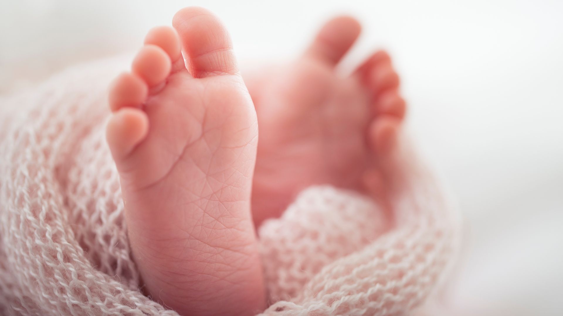 Дәрігерлер салмағы 730 грамм жаңа туған сәбидің өмірін сақтап қалды