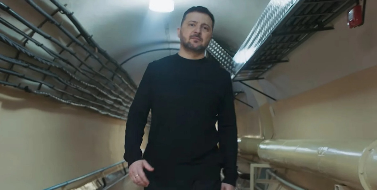 Зеленский алғаш рет Киевтегі өзінің бункерін көрсетті