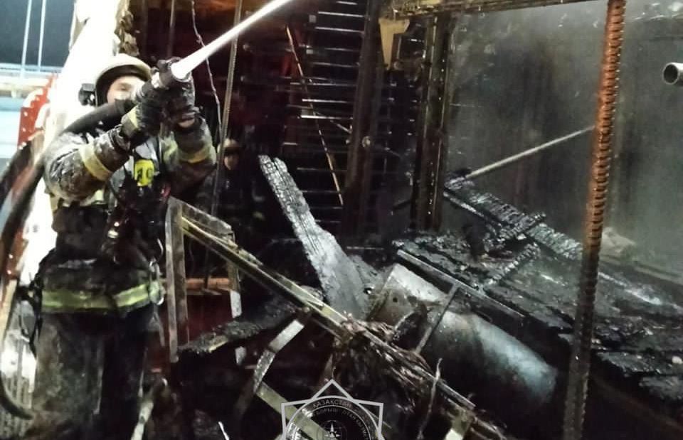 "Тағы да дәнекерлеуші кінәлі ме?": Павлодарда салынып жатқан көпірден өрттің шығу себебі белгілі болды