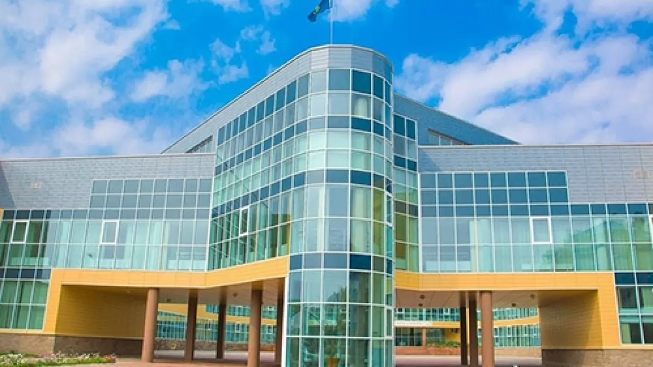 Учащийся NIS госпитализирован после падения с третьего этажа в Петропавловске 