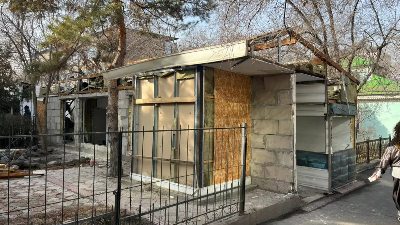 Незаконную постройку снесли в Алматы