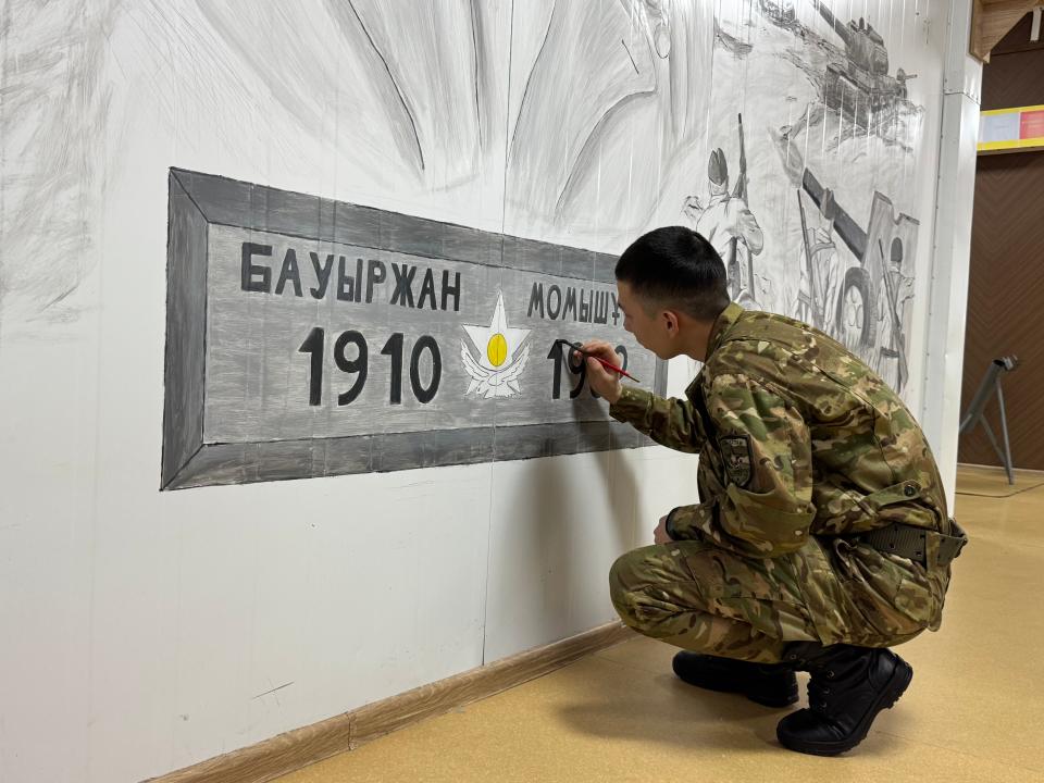 Теңіз жаяу әскерінің матросы Қазақстан тарихының батырлары туралы картиналар жасауда
