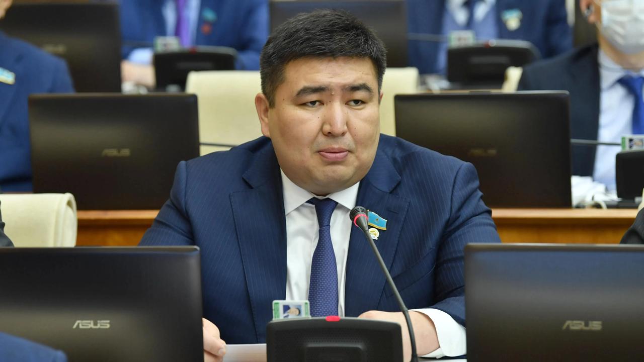 Елнұр Бейсенбаевтың депутаттық өкілеттігі тоқтатылды