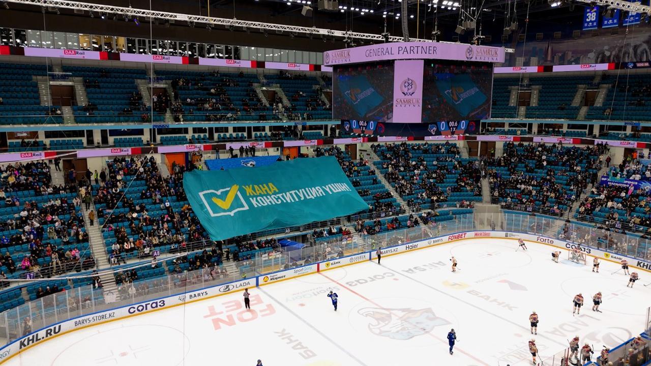Астанада хоккей ойыны кезінде "Жаңа Конституция үшін" деген жазуы бар ту ашылды
