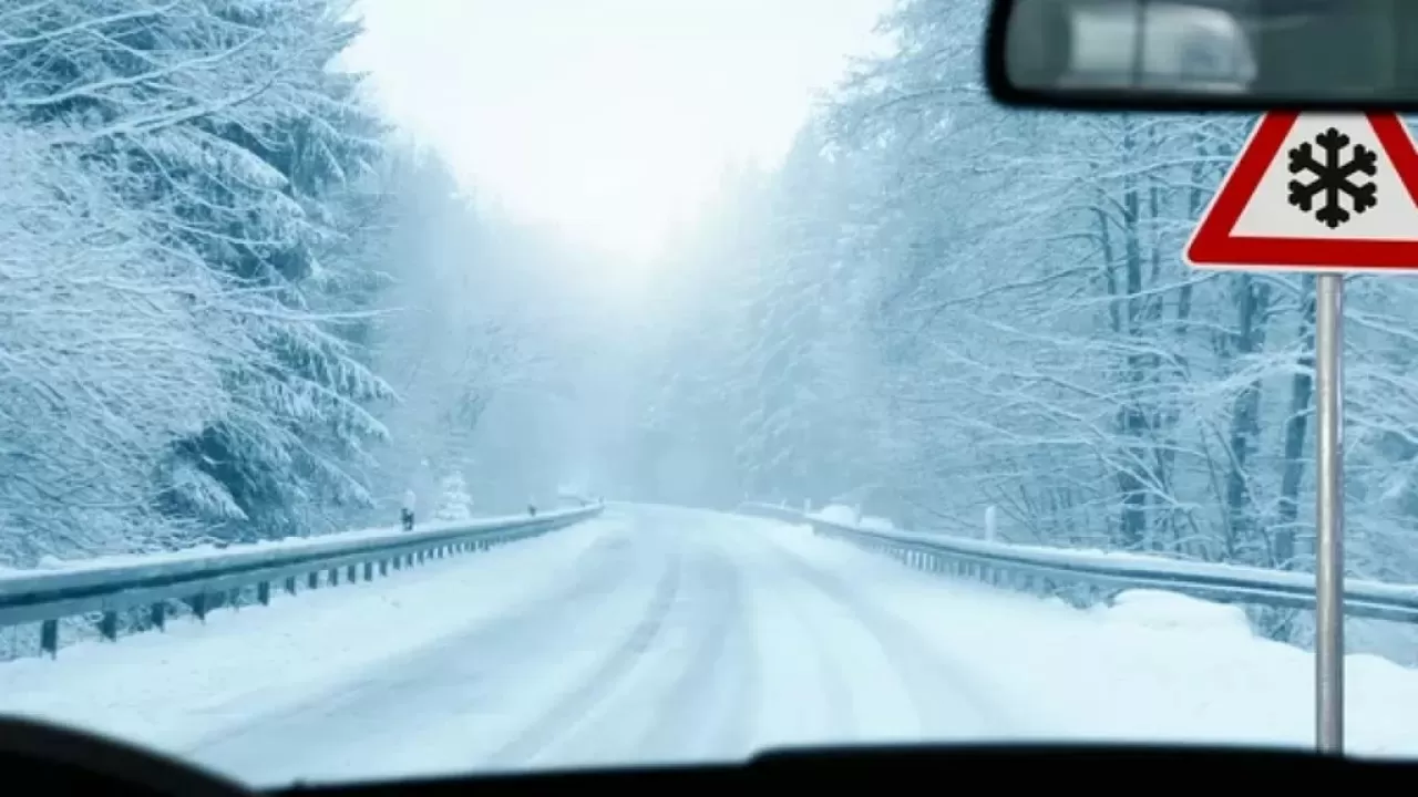 Снег и метель осложняют движение на трассах Казахстана