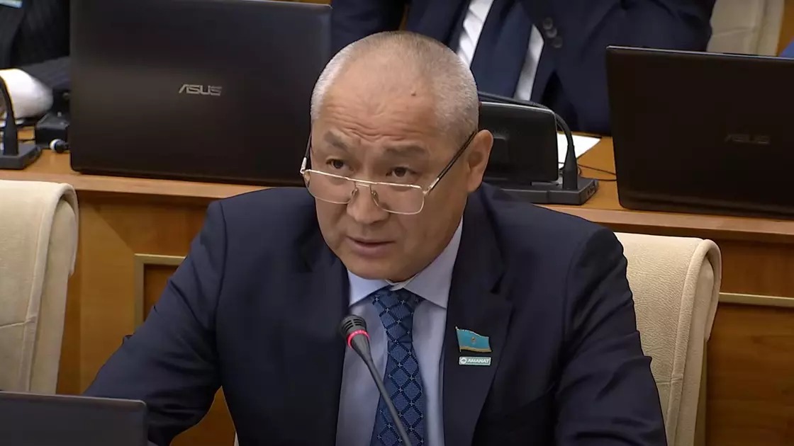 "Екіге оқитын оқушы сияқтысыз": Депутат мұнай компаниясының басшысын сын тезіне салды 