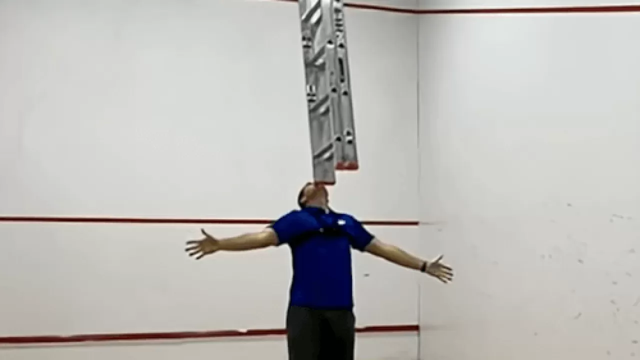 Американец установил новый рекорд по удержанию лестницы на подбородке