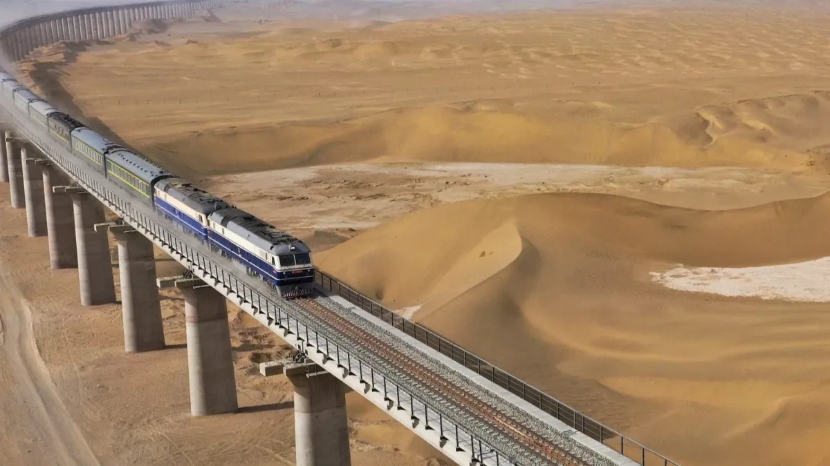 Қытай Африкадағы шөл далада теміржол салды