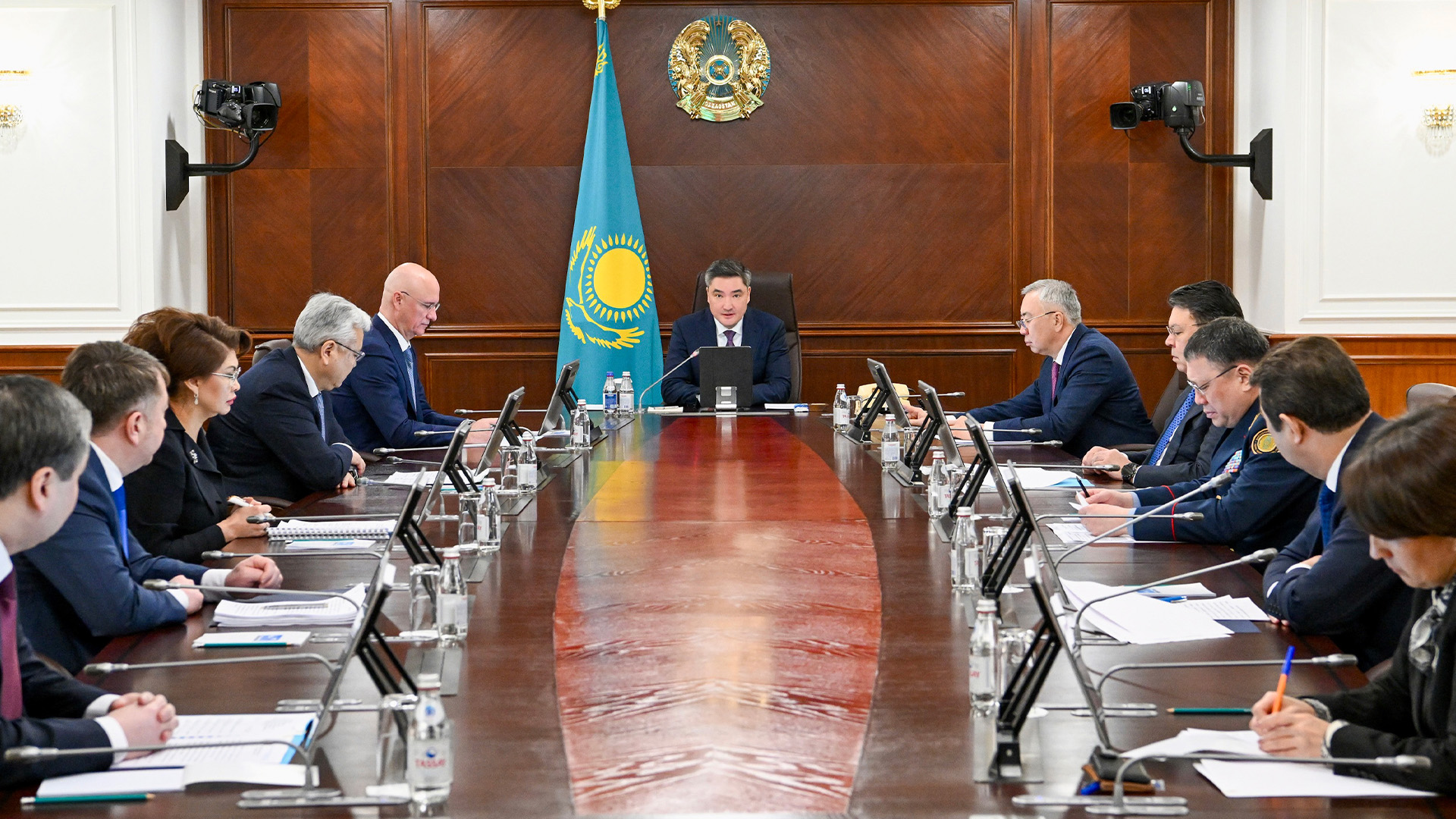 Олжас Бектенов жаңа Конституция жобасын талқылау бойынша кеңес өткізді