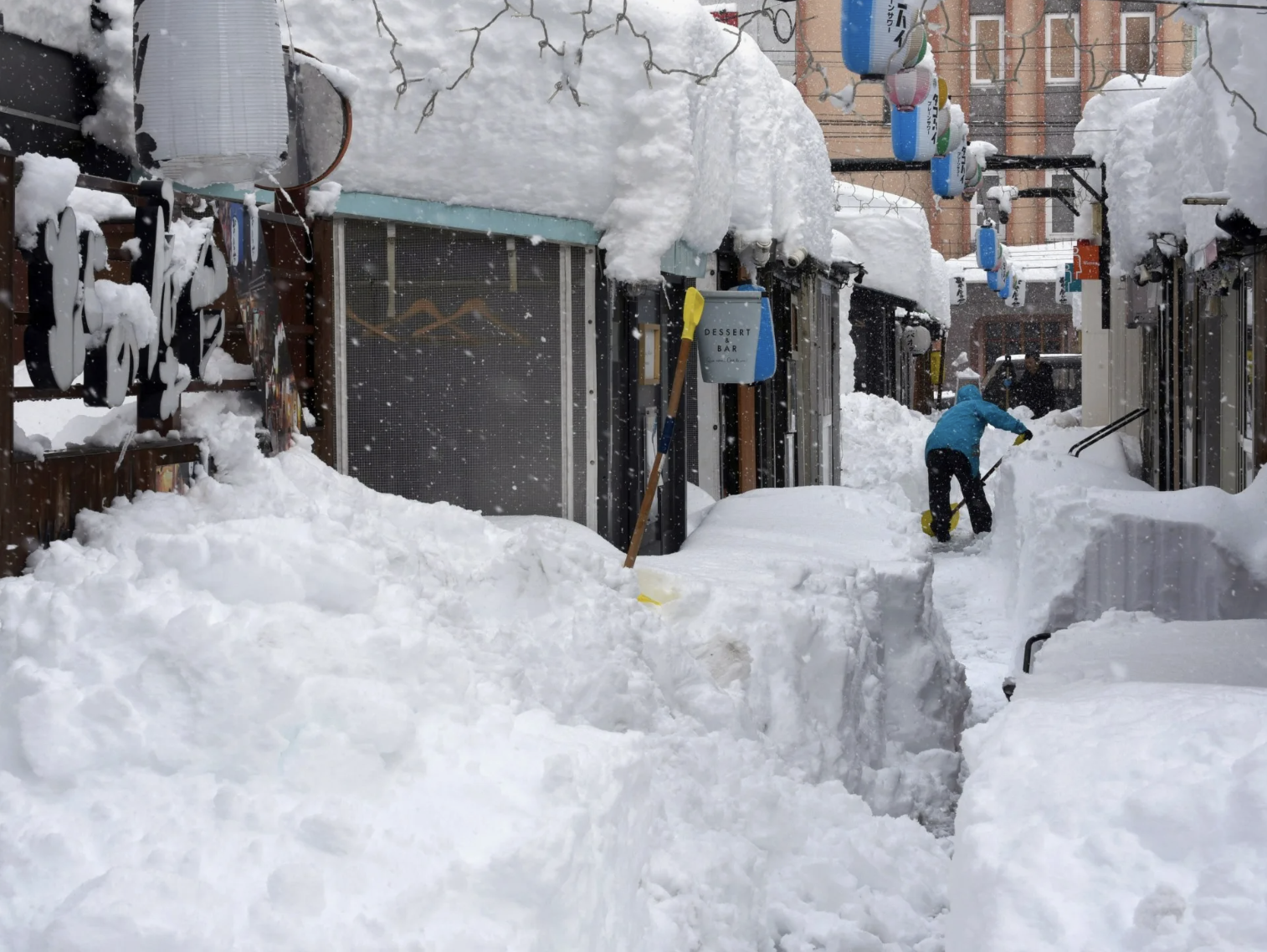"Қардың биіктігі &ndash; 4,5 метр": Жапониядағы қалың қарды тазалауға әскерилер де кірісті