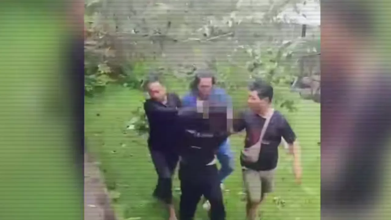 Видео задержания подозреваемого в убийстве супругов в Атырауской области