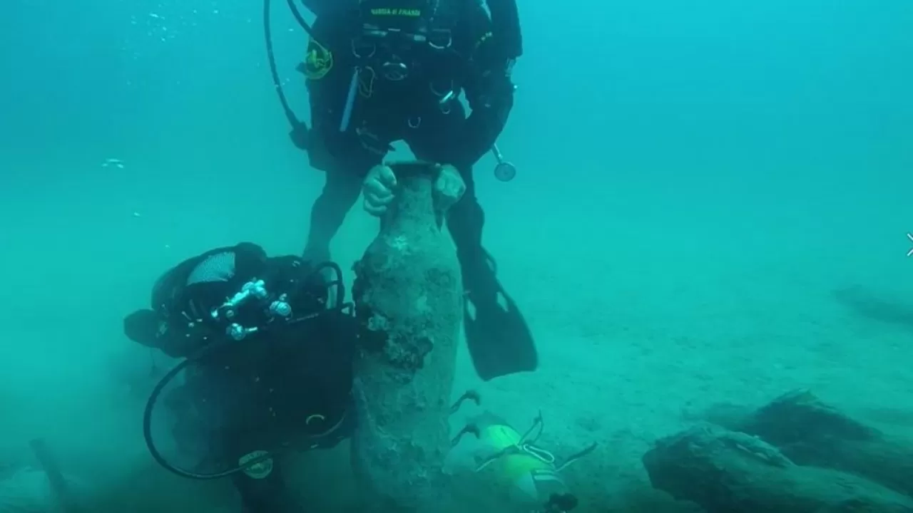 У берегов Италии обнаружили римский корабль с ценным соусом 