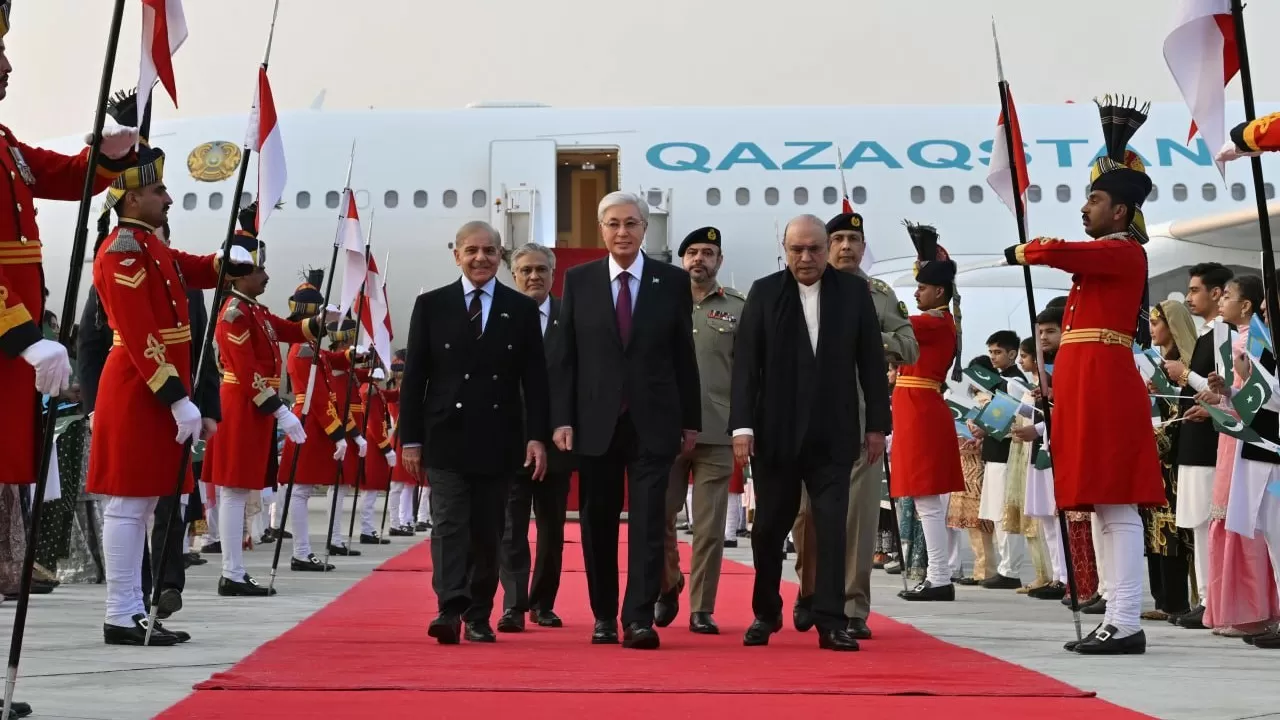 Дети с флагами встретили Токаева в аэропорту Пакистана