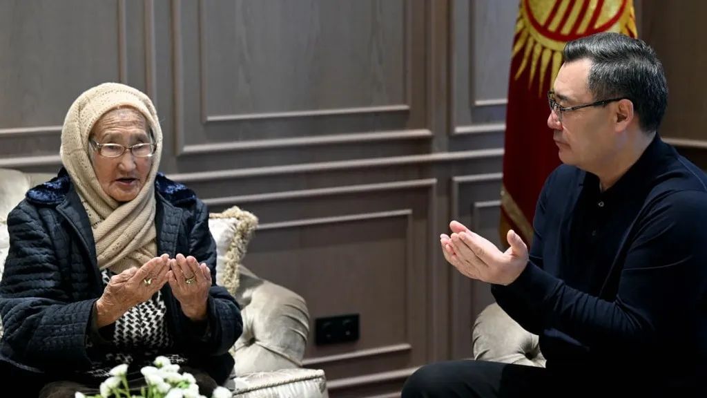 Қырғызстан президенті алғашқы ұстазымен кездесіп, ақ батасын алды