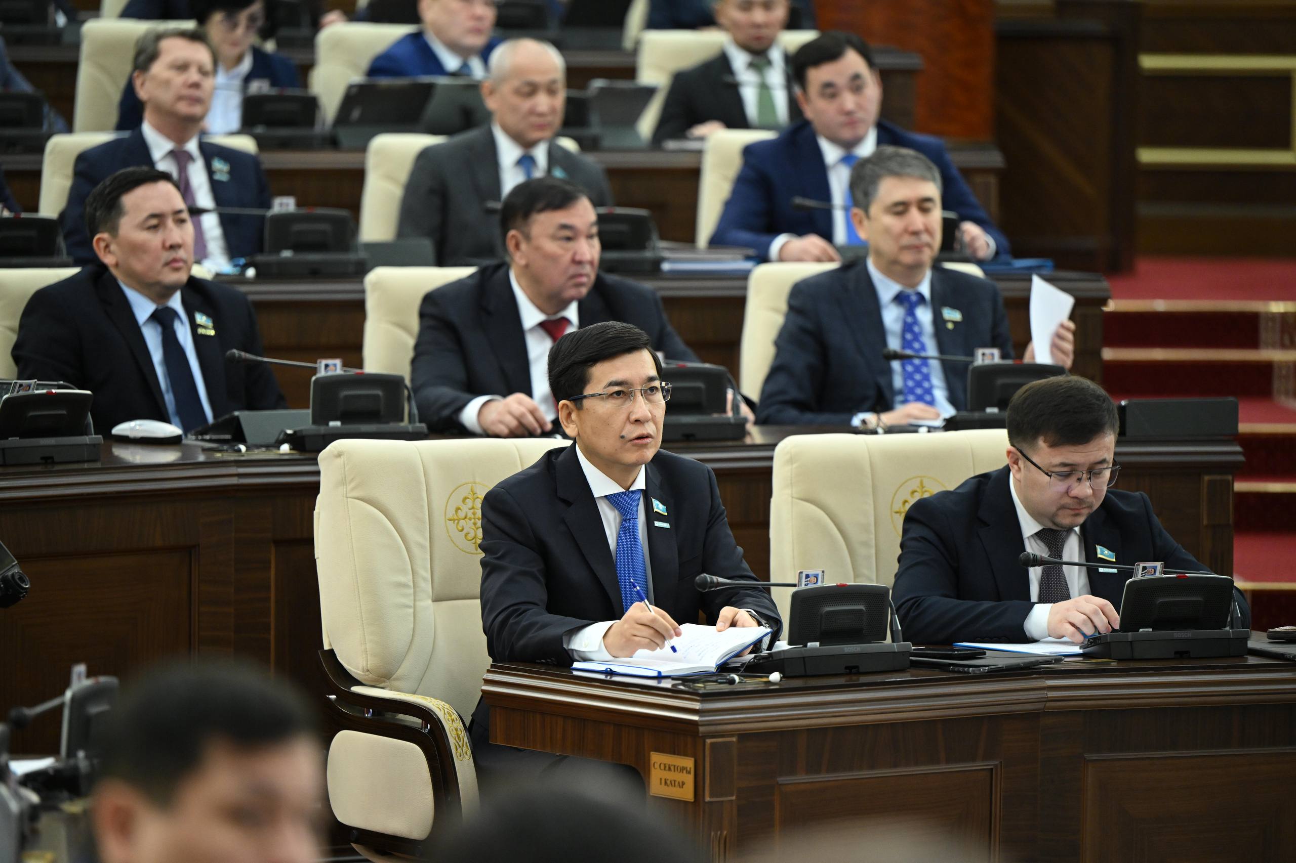 Асхат Аймағамбетов: Жаңа Конституция мұғалім айлығының азаймайтынына кепіл болады