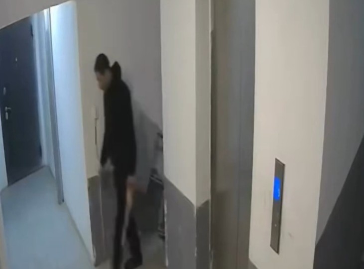 Атырауда тұрғын үйде қолына ара ұстаған ер адам жұртты шошытты