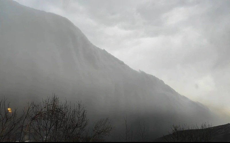 Алматы аспанын қалың қара бұлт торлады