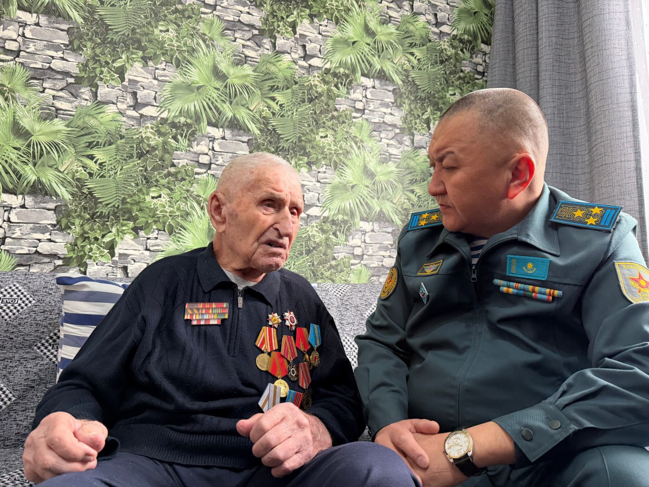 Павлодар қаласында 100 жасқа толған ардагер мерейтойын атап өтті