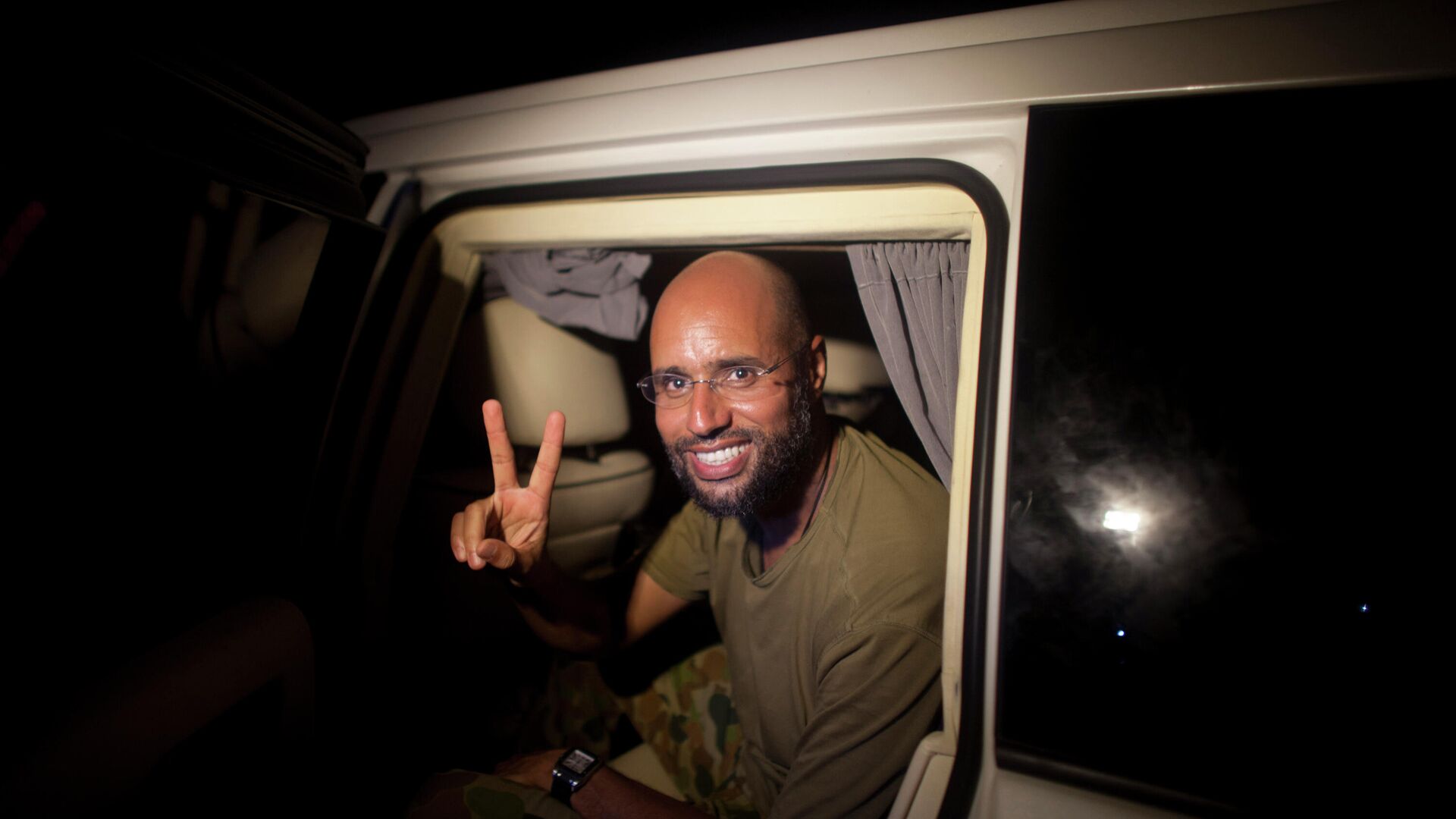 Қаруланған бірнеше адам Каддафидің ұлын өз үйінде өлтіріп кетті