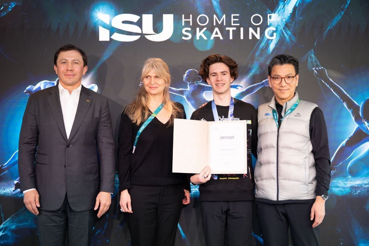 Михаил Шайдоров костюмін Олимпиада мұражайына тапсырды