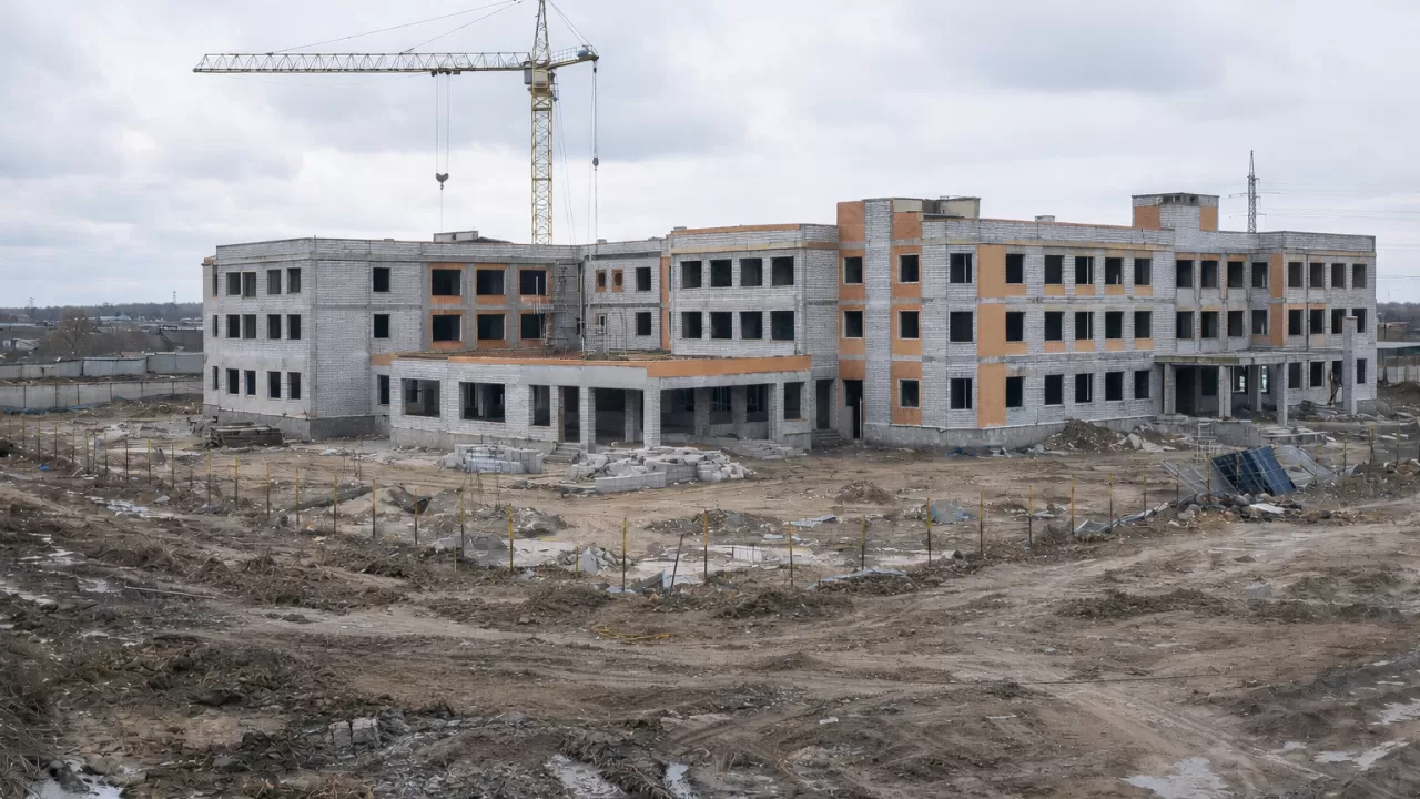 Долгострой в пригороде Атырау: школу не сдают с 2023 года