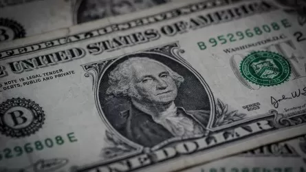 Доллар продолжает плавное падение на KASE 