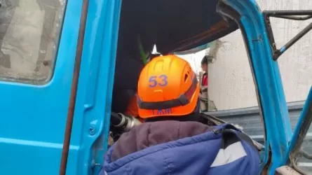 Грузовик протаранил дом в Алматинской области