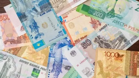 Астана и Алматы массово избавляются от рублей 
