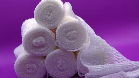 Бинт, физраствор и вату носят из дома медики для пацентов Рудненской больницы