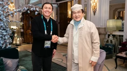 Казахский чапан для легенды: Геннадий Головкин встретился с Джеки Чаном