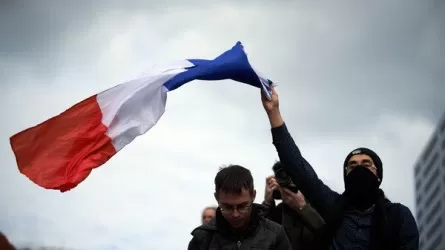 Правительству Франции вынесли второй вотум недоверия за один день