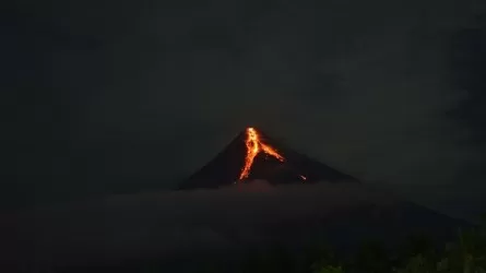 Пробудившийся вулкан засыпал пеплом десятки населенных пунктов на Филиппинах 