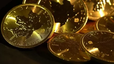 Золото удерживается у двухнедельного минимума 