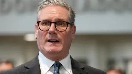 Премьер Британии отказался покидать пост из-за скандала по делу Эпштейна