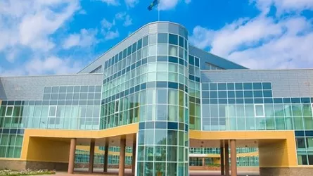 Учащийся NIS госпитализирован после падения с третьего этажа в Петропавловске 