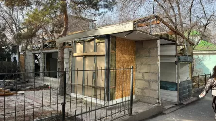 Незаконную постройку снесли в Алматы